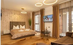 Golden Luxury Apartment